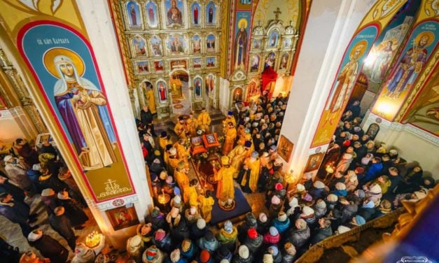 Сотни верующих черкасщан встречали башмачок свт. Спиридона на Христо-Рождественском Архиерейском подворье (+ВИДЕО)