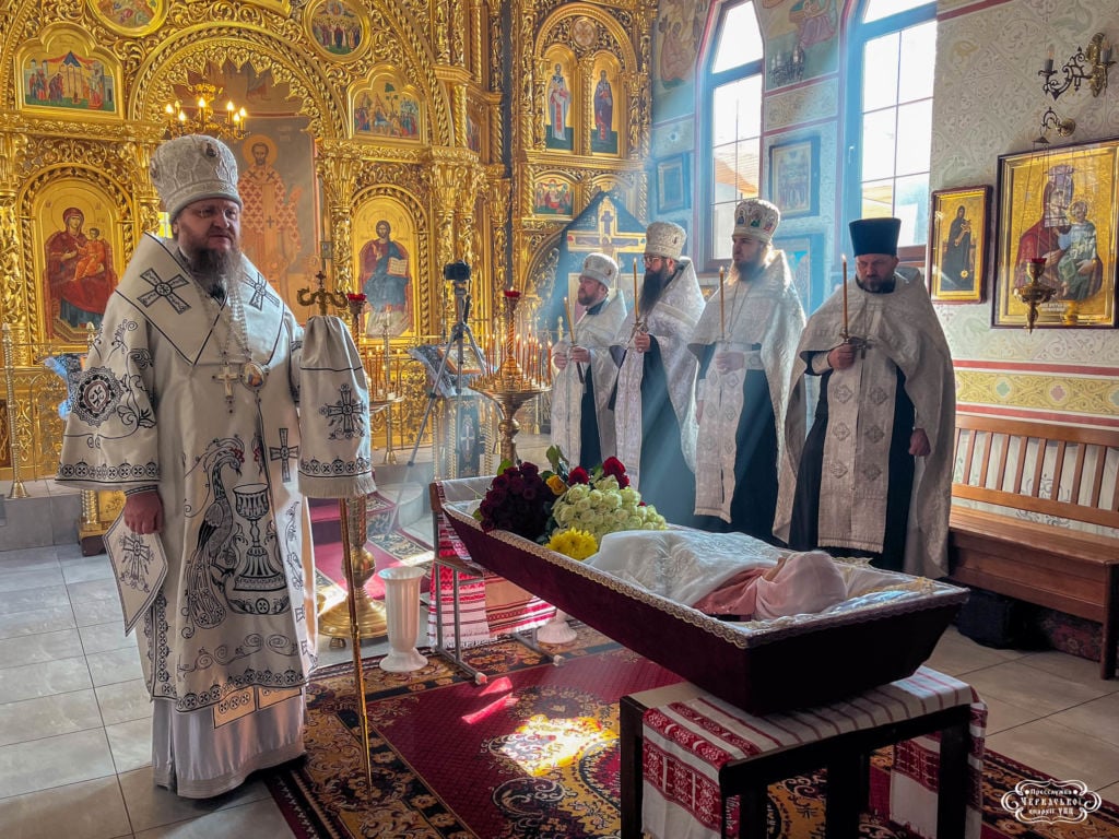 Митрополит Феодосий совершил отпевание Валентины Бузины (+ВИДЕО)