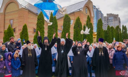 На Благовіщення в Черкасах традиційно випускали в небо білих голубів (+ВІДЕО)
